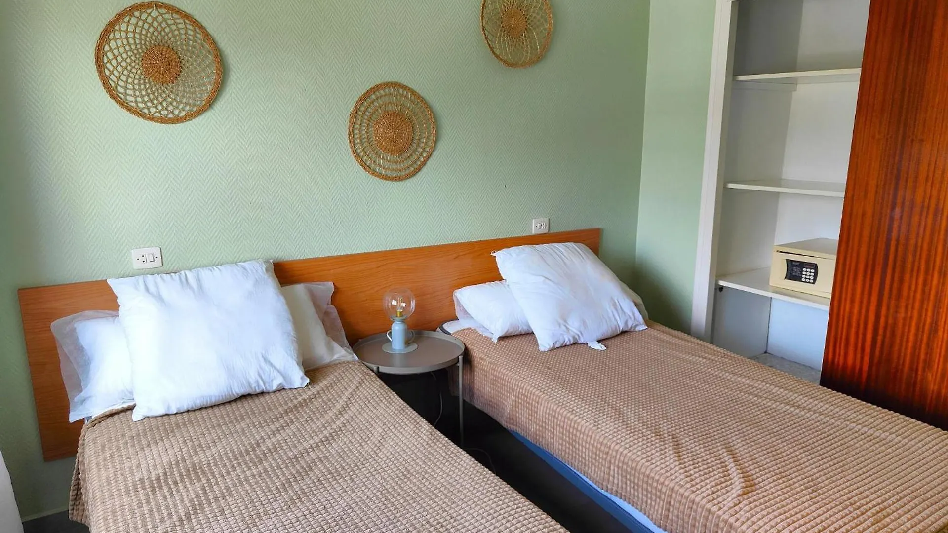 Apartamento En Roses, 2ª Linea De Playa, Con Terraza, Wifi Y Parking Comunitario - Es-258-31 公寓 罗萨斯